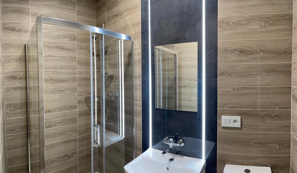 Good Night Noclegi & Strefa Z Sauna I Jacuzzi Ogolnodostepna Lub Na Wylacznosc Czechowice-Dziedzice Dış mekan fotoğraf